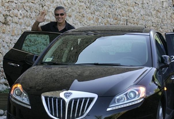 Goerge Clooney kam im Lancia Delta zur Eröffnung der Nobel Peace Hall in LAquila. Foto: Auto-Reporter/Lancia